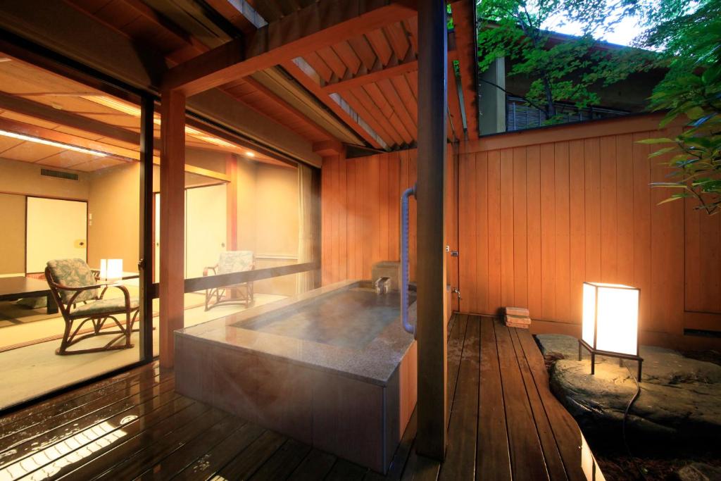 une baignoire au milieu d'une maison dans l'établissement Shikitei Morioka TsunagiOnsen, à Morioka