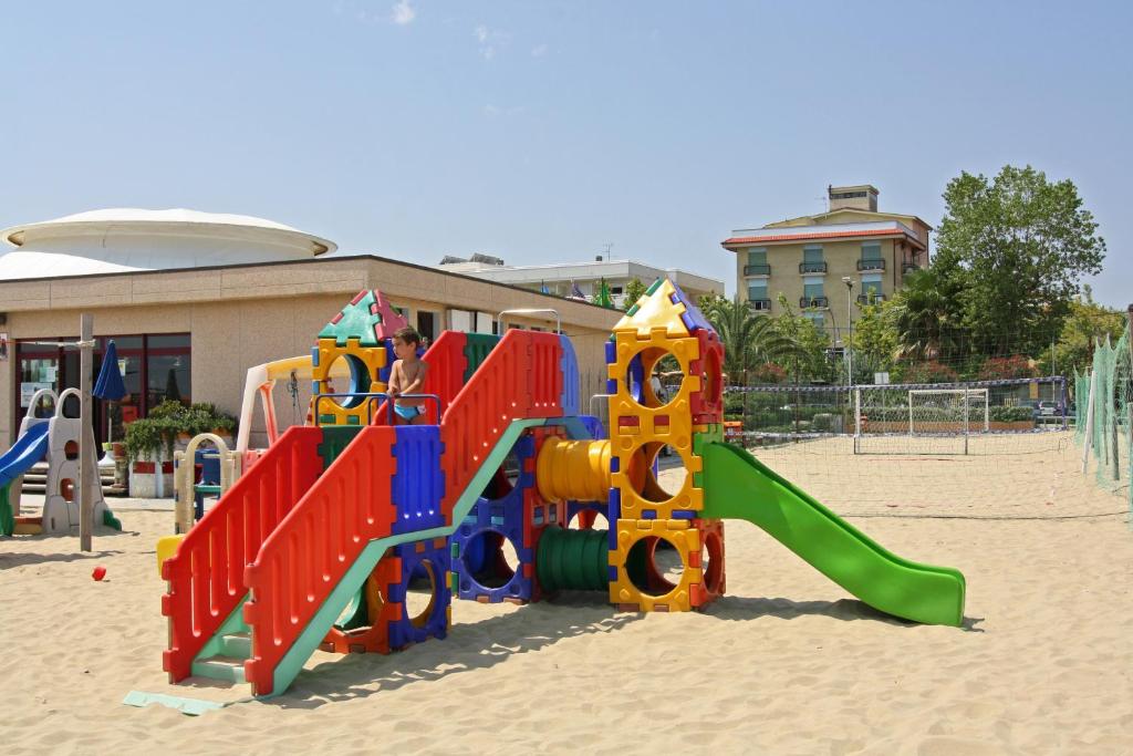 - une aire de jeux avec toboggan dans le sable dans l'établissement Hotel Cesare, à Giulianova