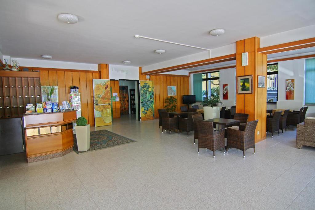 un restaurant avec des chaises et des tables dans une salle dans l'établissement Hotel Cesare, à Giulianova
