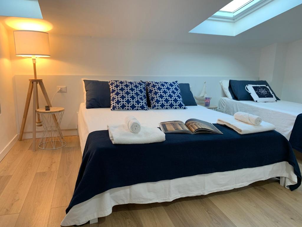 une chambre avec un lit avec des serviettes et des livres dans l'établissement Edri beach house - Villa con piscina, à Pontecagnano 41 autres photos