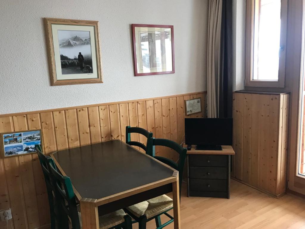 une salle à manger avec une table et une télévision dans l'établissement Fontaines Blanches 320, à Avoriaz