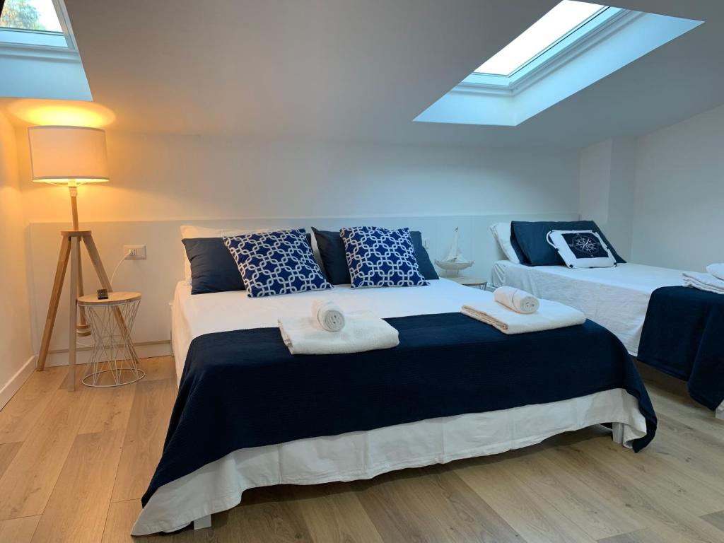 une chambre avec deux lits avec des serviettes dessus dans l'établissement Edri beach house - Villa con piscina, à Pontecagnano