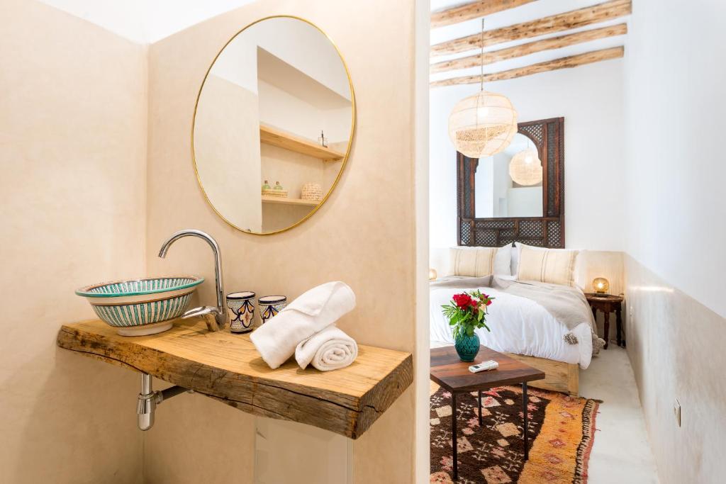 une salle de bain avec un lavabo et un miroir dans l'établissement Medina Sun, à Marrakech 37 autres photos