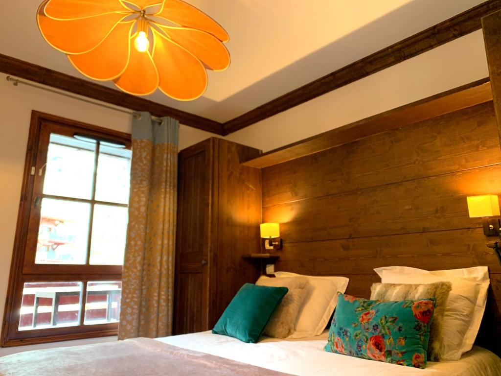une chambre avec un lit et une grande fenêtre dans l'établissement Arc 1950 Manoir Savoie Skis aux pieds, à Bourg-Saint-Maurice