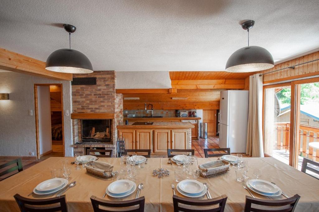 une grande salle à manger avec une table et des chaises dans l'établissement Balcons du Bettex, aux Menuires