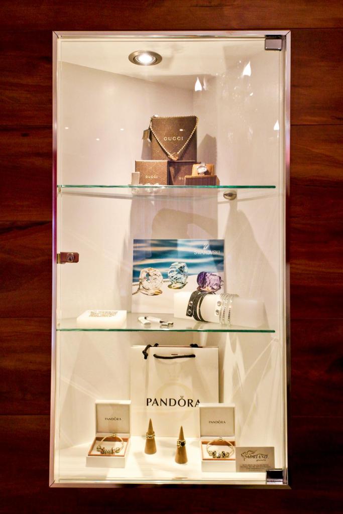 une caisse d'affichage avec un paquet d'articles différents dans l'établissement Residence Eleonora, à Sottomarina