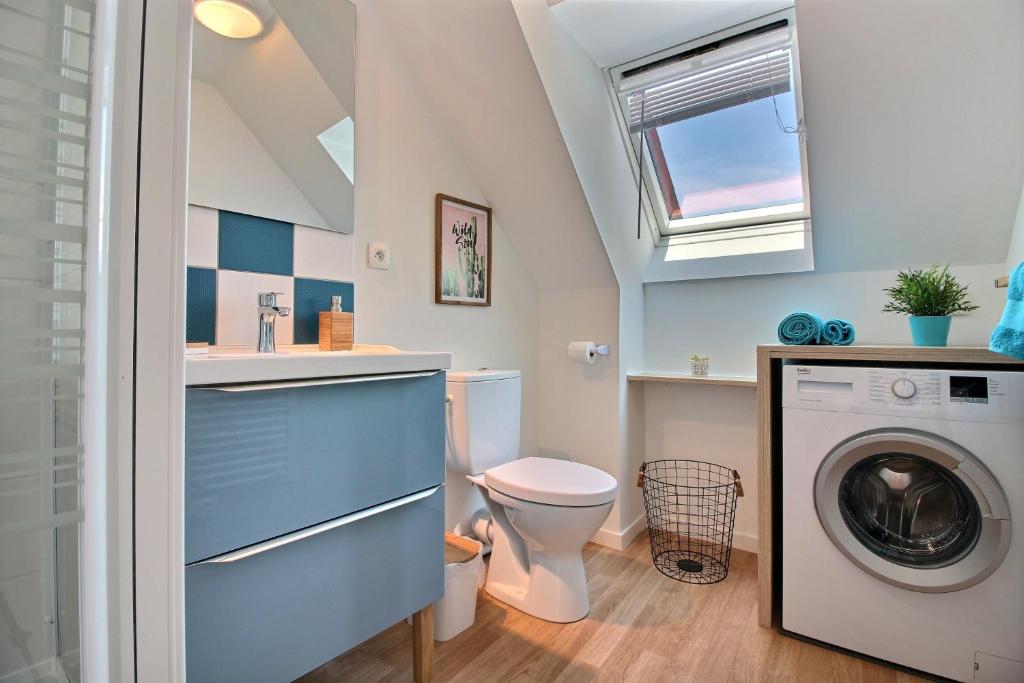 La salle de bains est pourvue d'un lave-linge et d'un sèche-linge. dans l'établissement Gite - Le Toucan - Maison avec Terrasse dans parc avec piscine proche plages et Golf, à Pléneuf-Val-André