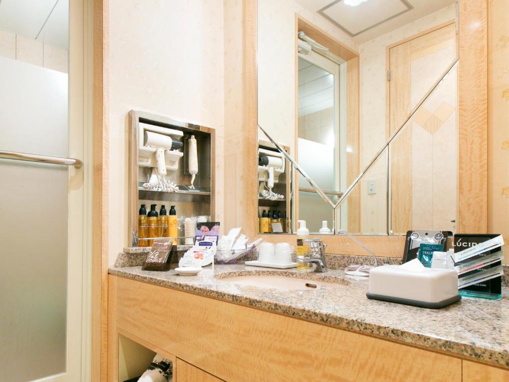 une salle de bain avec un lavabo et un miroir dans l'établissement Hotel Luna (Adult Only), à Sennan 25 autres photos