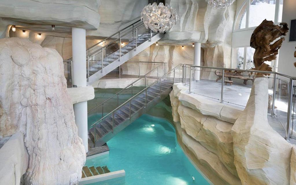 - un toboggan dans un bâtiment avec piscine dans l'établissement Arc 1950 3 pièces 6 personnes Luxe Manoir Savoie, à Arc 1950