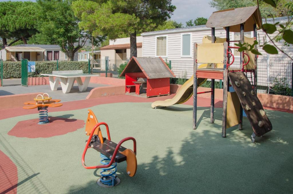 une aire de jeux avec toboggan et matériel de jeux dans l'établissement Camping Clau Mar Jo, à Bormes-les-Mimosas 26 autres photos