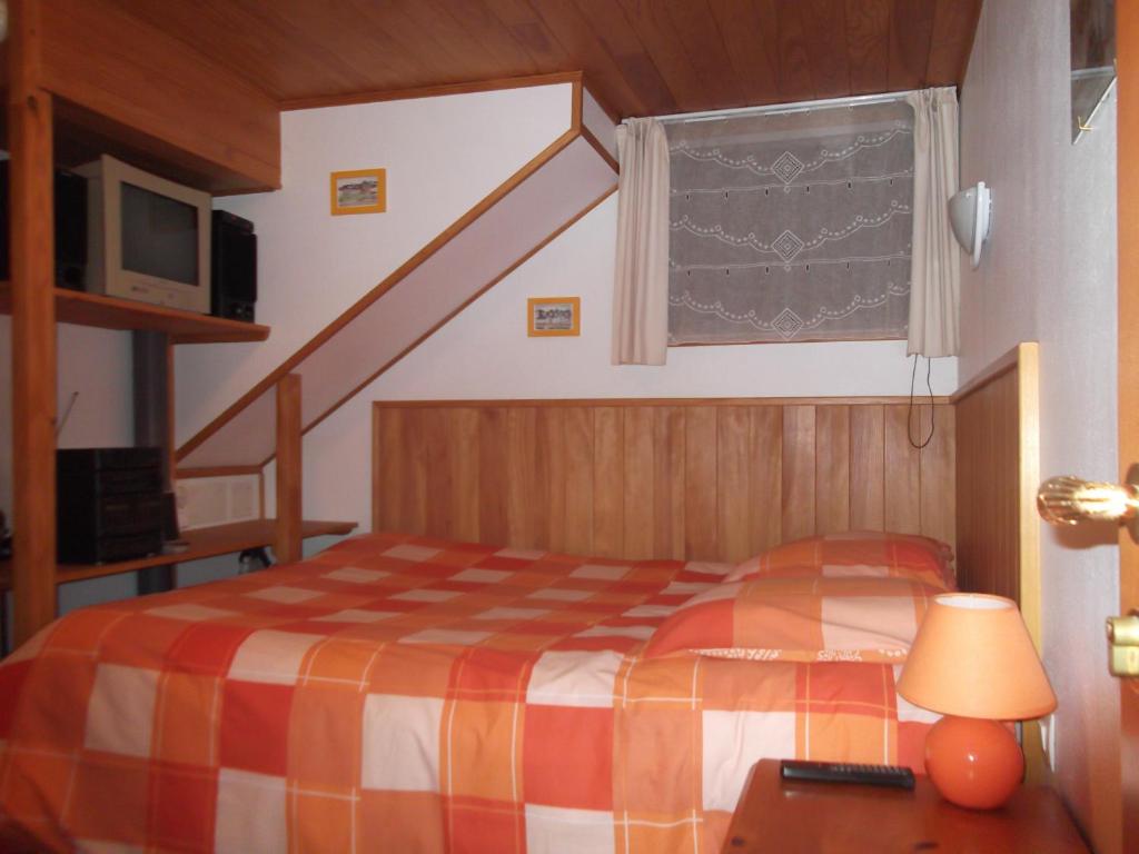 une chambre avec un lit et un tableau noir au mur dans l'établissement Gîte Fluvial de La Baie de Somme Le Lihoury, à Saint-Valery-sur-Somme