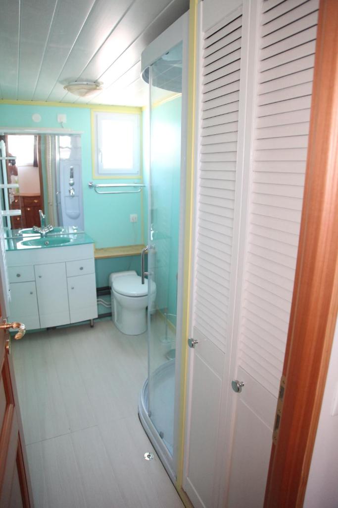 une salle de bain avec une douche, des toilettes et un lavabo dans l'établissement Gîte Fluvial de La Baie de Somme Le Lihoury, à Saint-Valery-sur-Somme