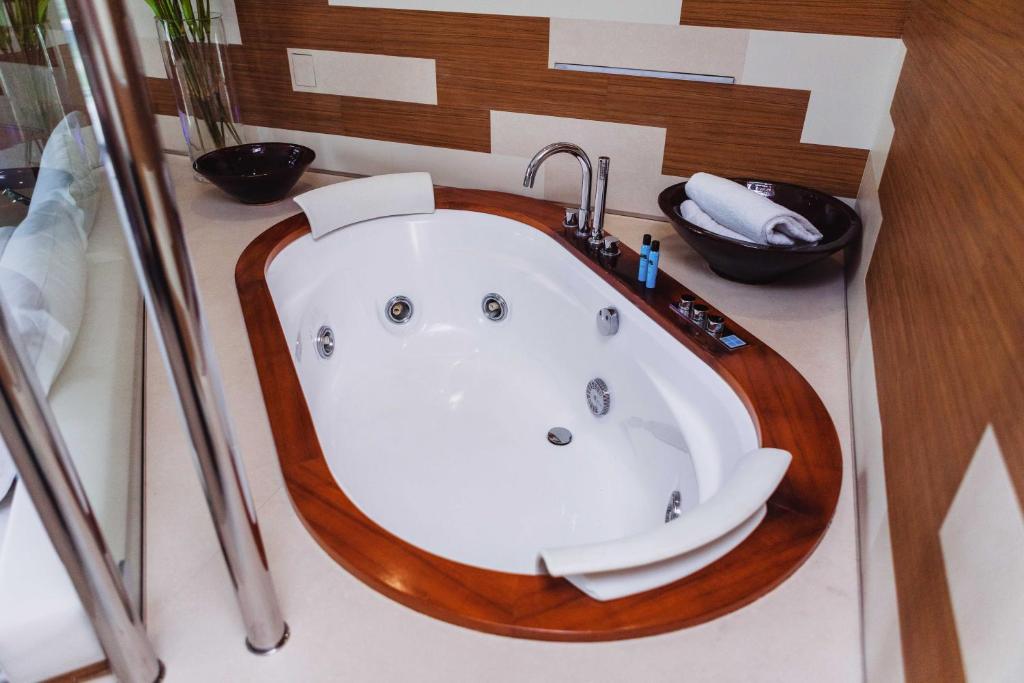 La salle de bains est pourvue d'une baignoire et d'un lavabo. dans l'établissement Mare Hotel, à Savone