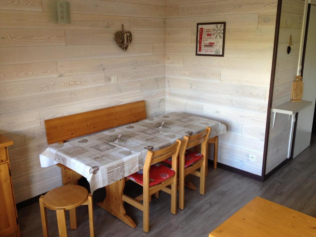 - une table dans une pièce avec une table et des chaises dans l'établissement Belle Plagne 1 Appart 6 pers du Dimanche au Dimanche Ski au pieds, à La Plagne 3 autres photos