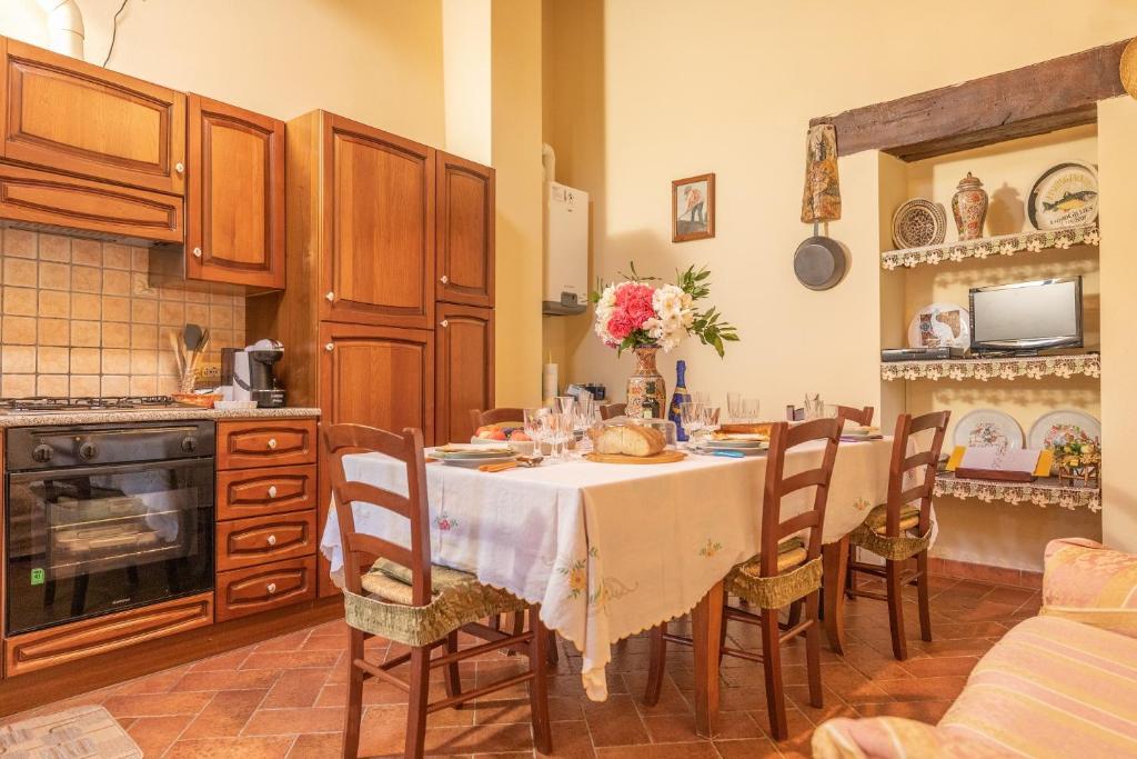 une cuisine avec une table et des chaises dans une cuisine dans l'établissement Sarteano Country Villa, à Sarteano 10 autres photos