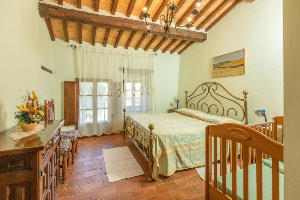 une chambre avec un grand lit et une fenêtre dans l'établissement Sarteano Country Villa, à Sarteano