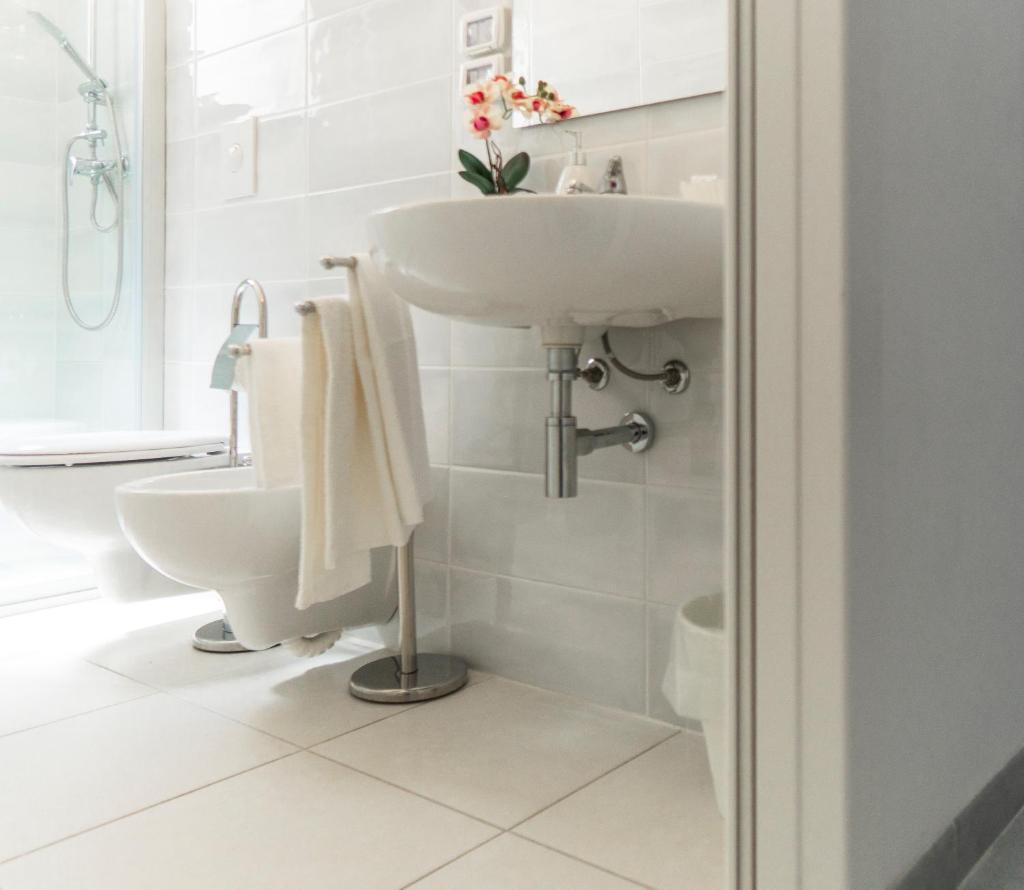 une salle de bain avec un lavabo et des toilettes dans l'établissement Centro Vacanze Lido Smeraldo, à Frigole