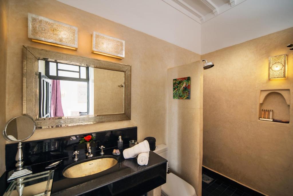 une salle de bain avec un lavabo et un miroir dans l'établissement Riad Star by Marrakech Riad, à Marrakech 24 autres photos
