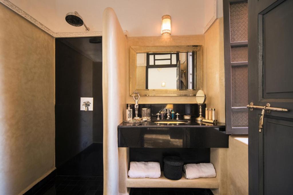 une salle de bain avec un lavabo et un miroir dans l'établissement Riad Star by Marrakech Riad, à Marrakech