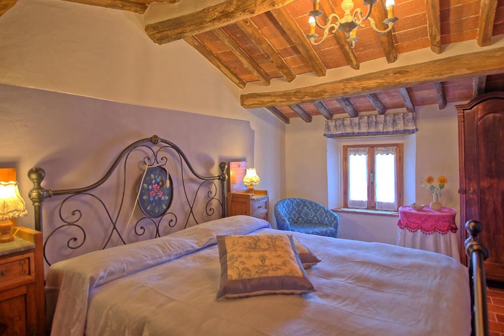 une chambre avec un grand lit et une fenêtre dans l'établissement Casale di Cozzile by PosarelliVillas, à Massa e Cozzile