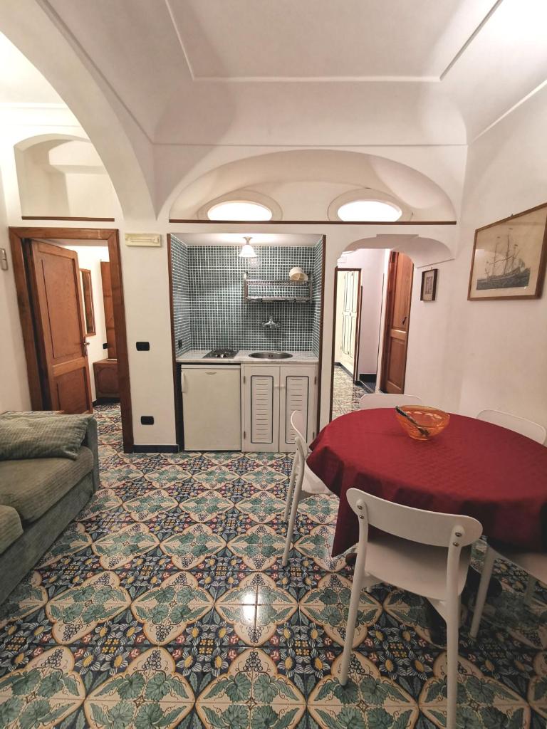 un salon avec une table et un canapé dans l'établissement La Caravella di Positano - Relais, Beach & Residences, à Positano