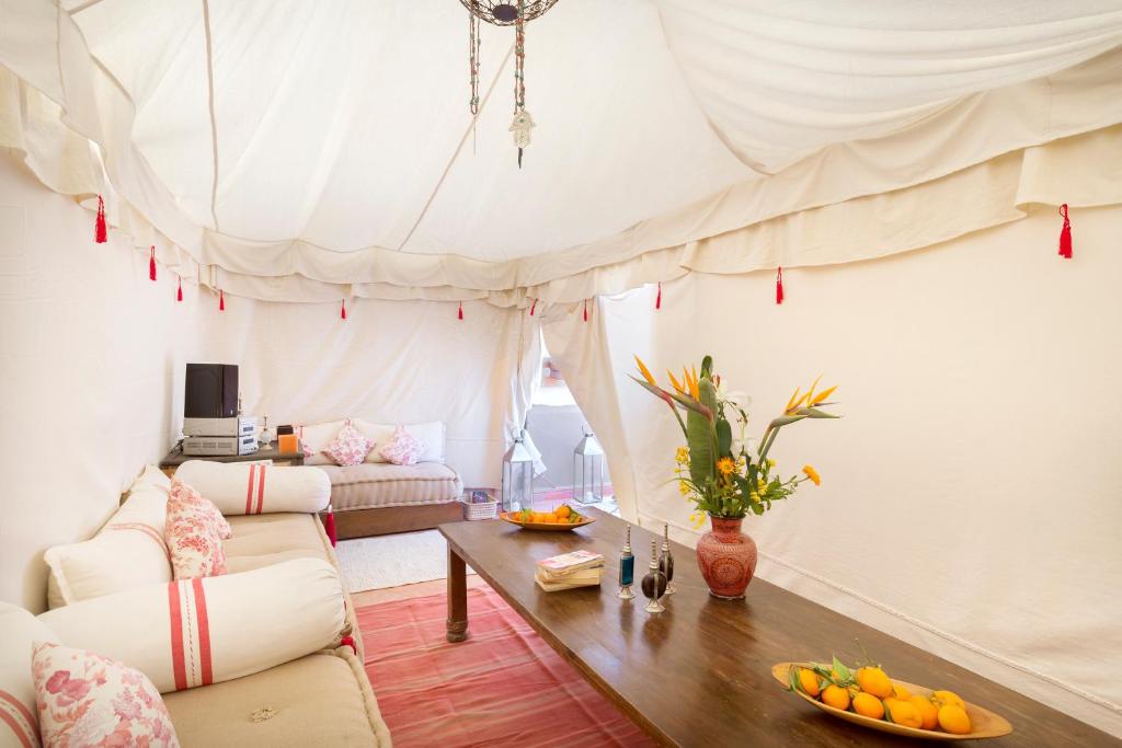 un salon avec un canapé et une table dans l'établissement Riad Swaka, à Marrakech