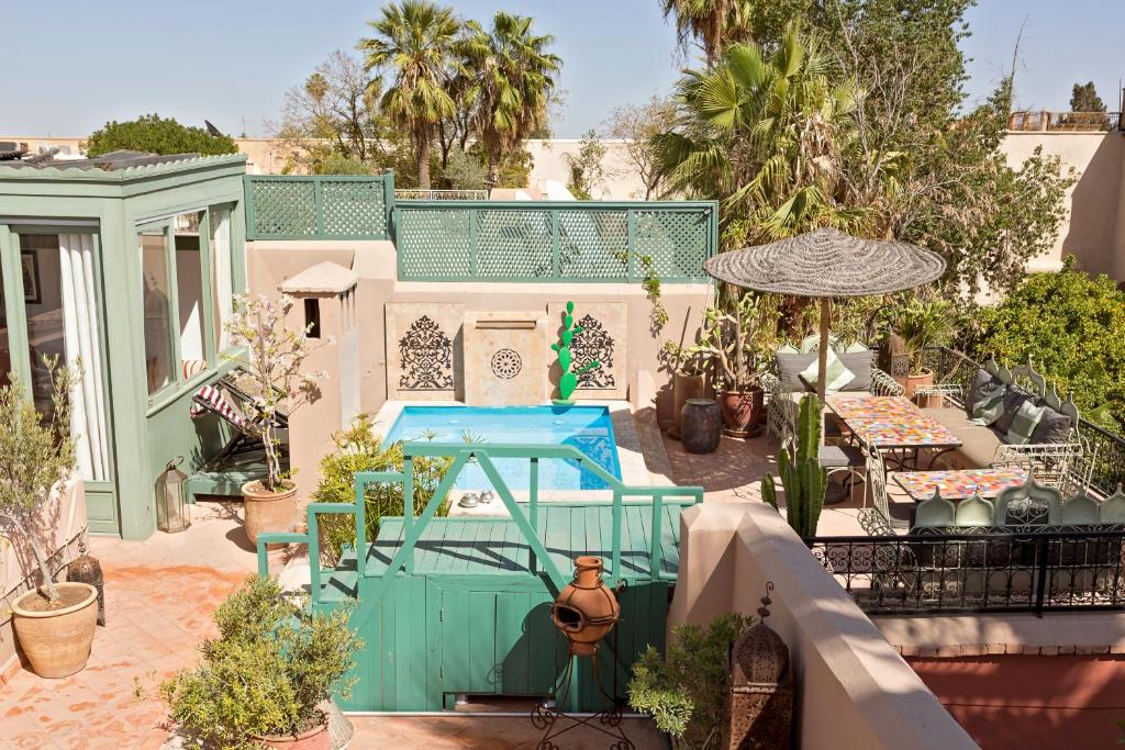 une maison avec une piscine dans une cour dans l'établissement Riad Swaka, à Marrakech