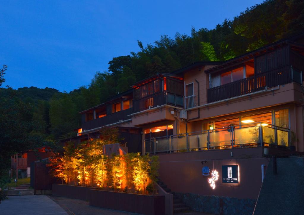 un bâtiment avec des lumières sur le côté la nuit dans l'établissement Uminohana, à Atami