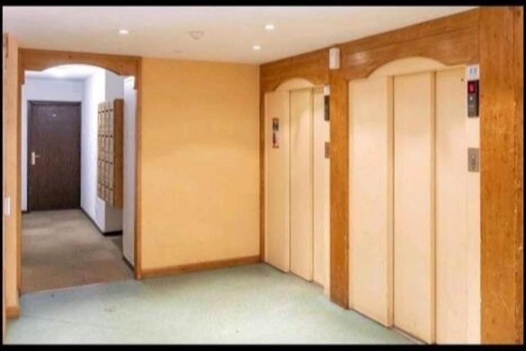 un couloir avec des portes et des stands dans un bâtiment dans l'établissement Résidence Dome de Polset - Studio 2 adultes et 2 enfants - Wifi, à Val Thorens