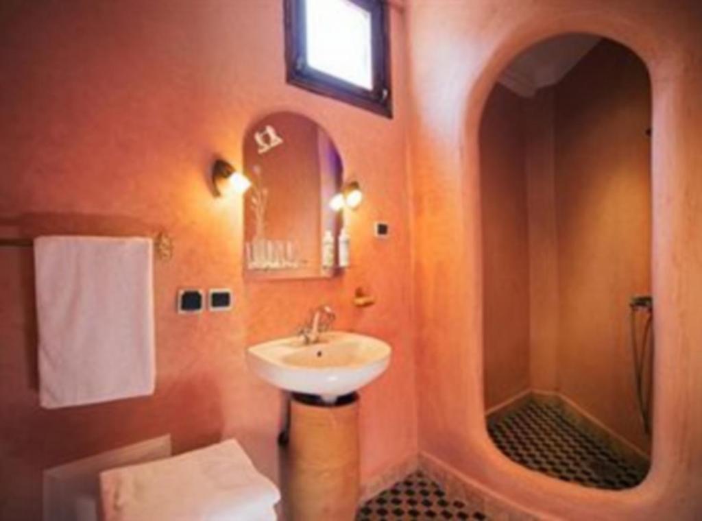 une salle de bain avec un lavabo et un miroir dans l'établissement Riad Atlas Toubkal, à Imlil