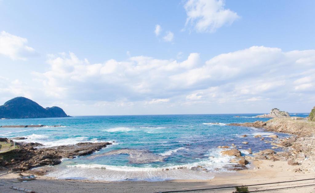- une vue sur l'océan depuis la plage dans l'établissement Uminone, à Toyooka