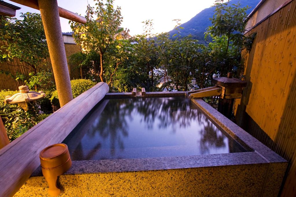 une piscine au milieu d'une maison dans l'établissement Yumoto Konpira Onsen Hananoyu Kobaitei, à Kotohira