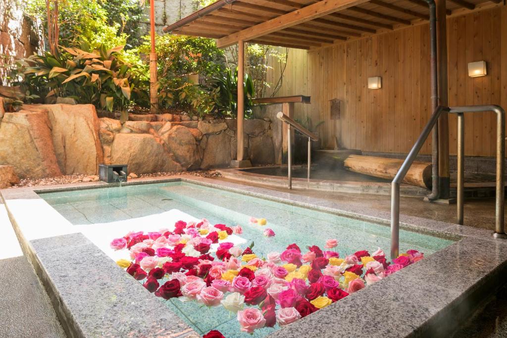 - un bouquet de fleurs dans la piscine dans l'établissement Yumoto Konpira Onsen Hananoyu Kobaitei, à Kotohira