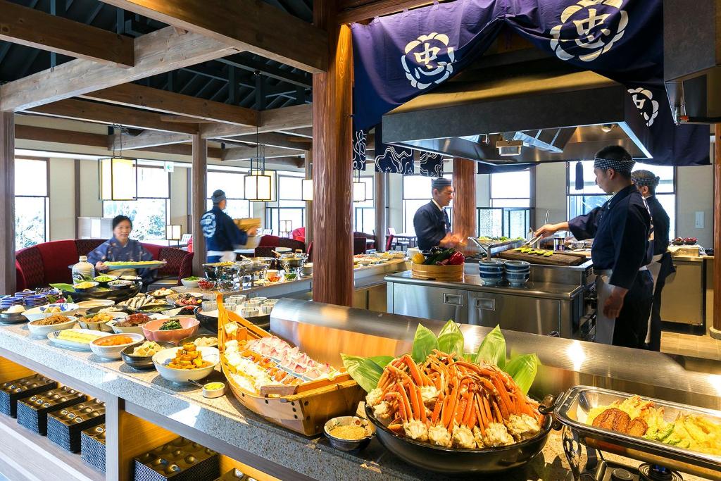 - un buffet avec des personnes préparant des repas dans un restaurant dans l'établissement Yumoto Konpira Onsen Hananoyu Kobaitei, à Kotohira 37 autres photos