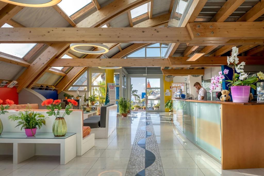 un magasin avec des plafonds en bois et un hall orné de plantes dans l'établissement Hotel Villaggio Stromboli, à Santa Domenica 100 autres photos