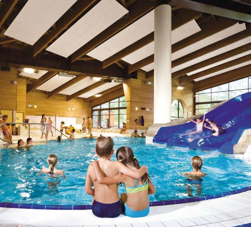 un groupe de personnes dans une piscine dans l'établissement Le Rond Point des Pistes, à Tignes