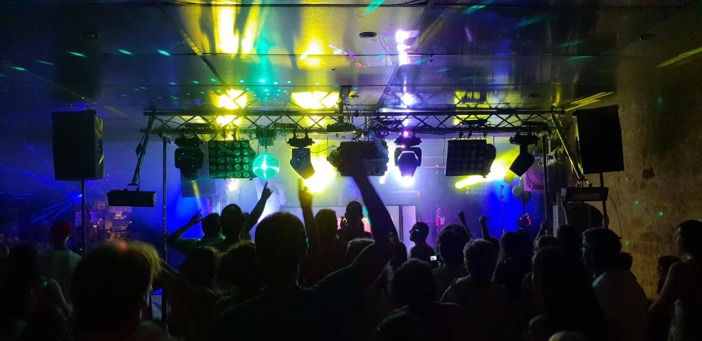 Une foule de gens devant un concert dans l'établissement Camping Paradis de Maillac, à Sainte-Nathalène 37 autres photos