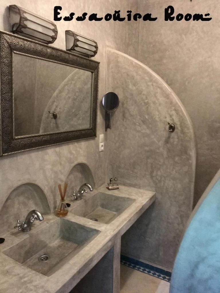 une salle de bain avec un lavabo et un miroir dans l'établissement Riad Bel Haj, à Marrakech
