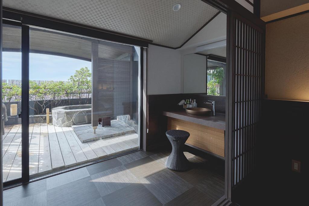 une salle de bain avec un lavabo et une grande fenêtre dans l'établissement Arujisu, à Izu 37 autres photos