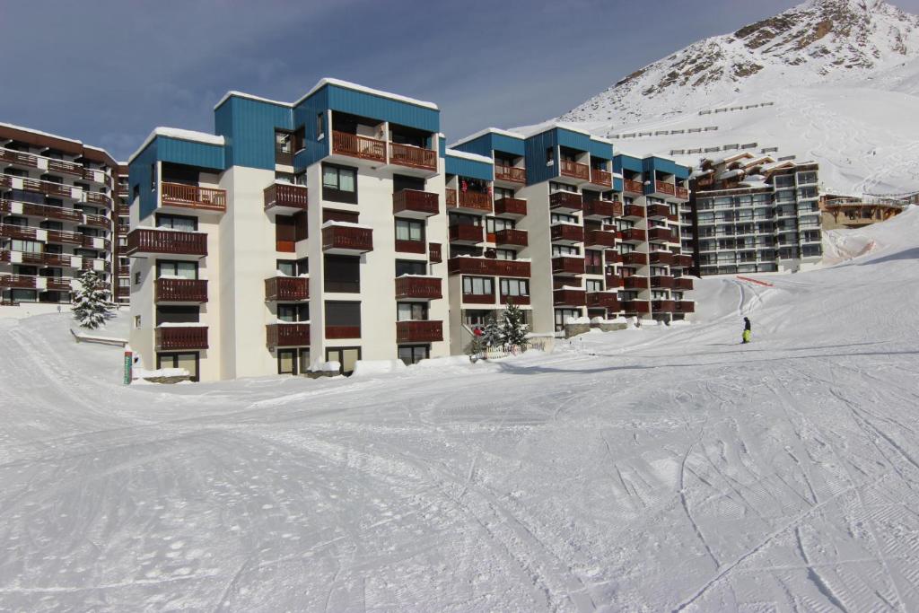 un bâtiment sur une piste de ski dans la neige dans l'établissement L'olympic, à Val Thorens