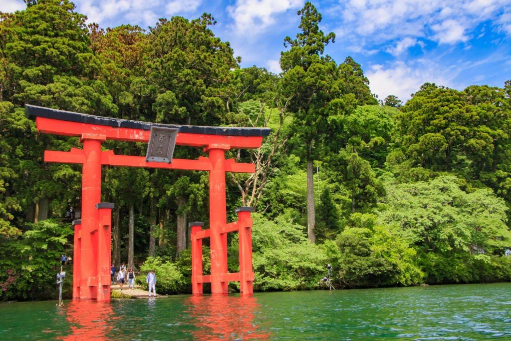 un portail orange au milieu de l'eau dans l'établissement Hakone Fuga - Adult Only, à Hakone