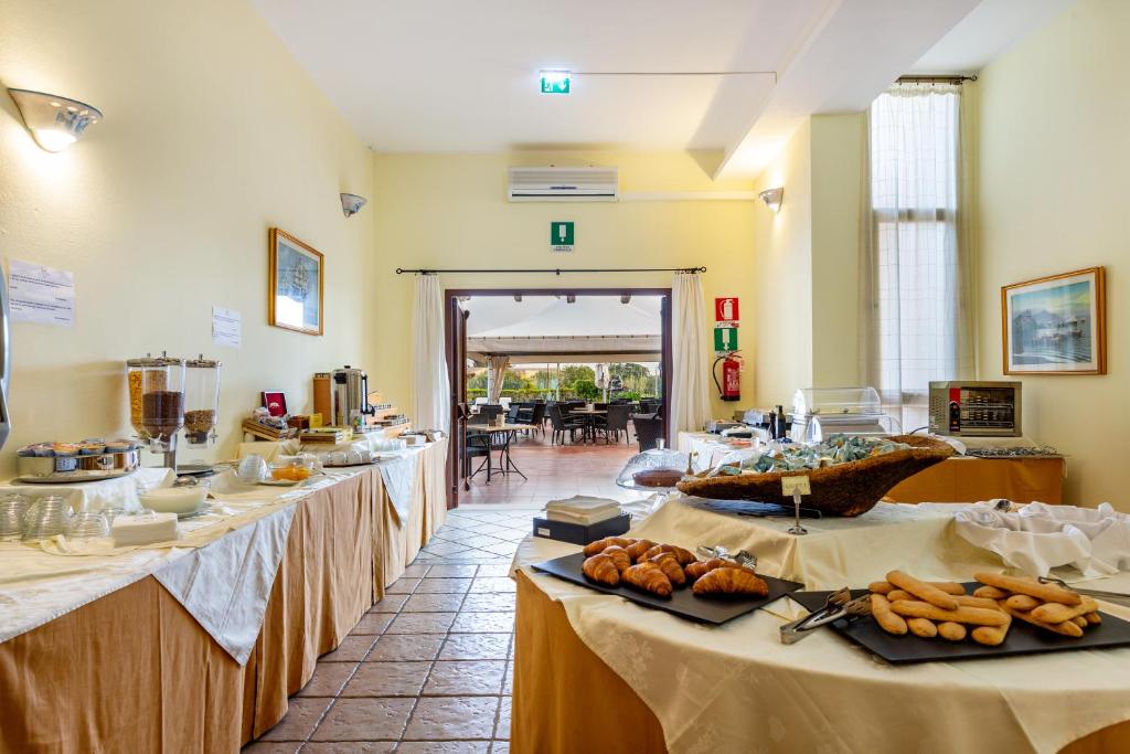 - un buffet avec du pain et des viennoiseries dans l'établissement Hotel Le Mimose, à San Teodoro