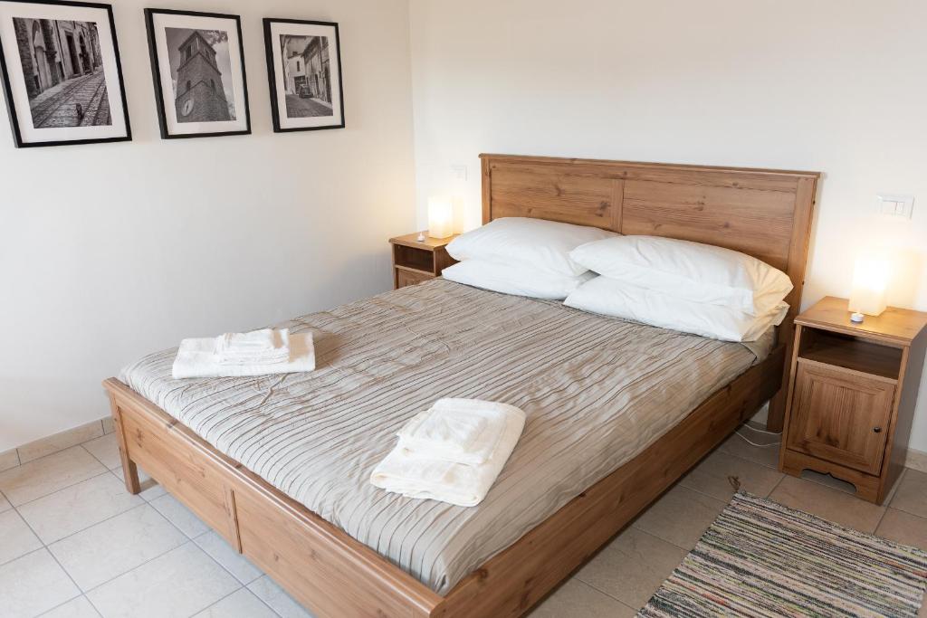une chambre avec un lit avec deux serviettes dessus dans l'établissement Casa Pace e Gioia, à Tolentino 42 autres photos