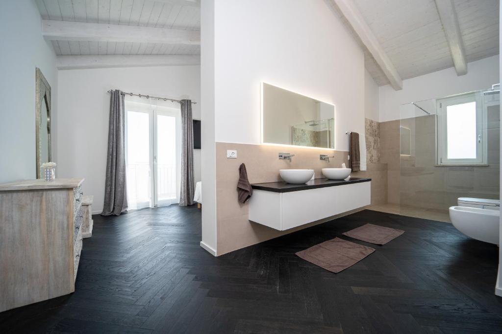 une salle de bain avec un lavabo, des toilettes et une baignoire dans l'établissement Villa le Fontanelle, à Gasperina