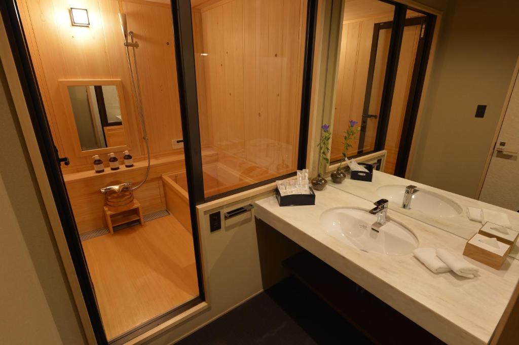 une salle de bain avec un lavabo et une douche dans l'établissement Gion Oyado Kikutani, à Kyoto 37 autres photos