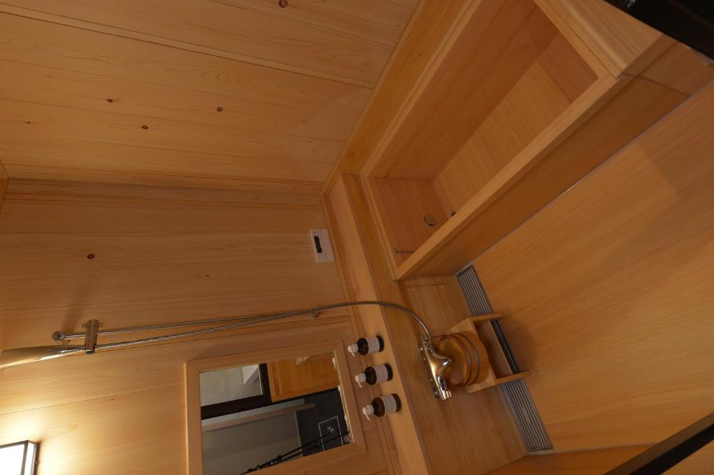 Cette chambre dispose d'un plafond en bois. dans l'établissement Gion Oyado Kikutani, à Kyoto