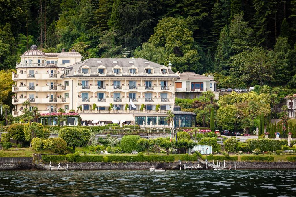 un grand bâtiment au bord d'un plan d'eau dans l'établissement Villa e Palazzo Aminta - A Leading Hotel of The World, à Stresa