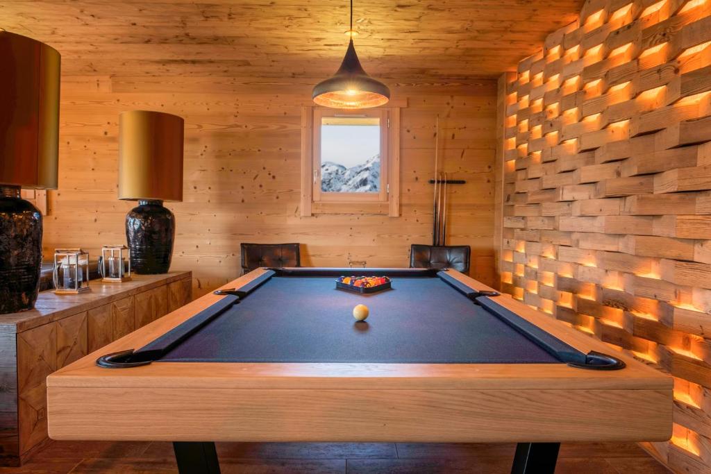 - un billard dans une pièce dotée d'un mur dans l'établissement Chalet Lodge Oberig Exclusive, à Villard-Reculas