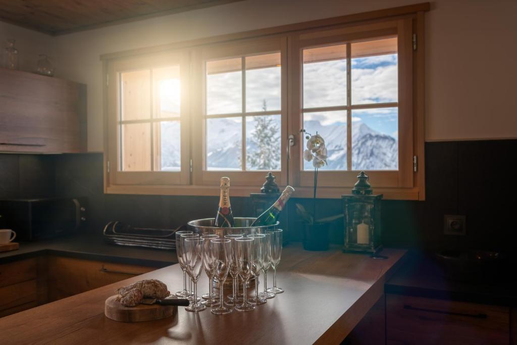 un comptoir de cuisine avec des verres sur une table et une fenêtre dans l'établissement Chalet Lodge Oberig Exclusive, à Villard-Reculas