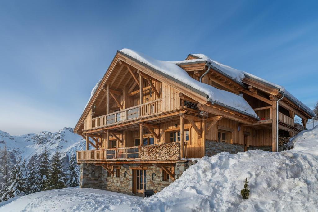 une cabane en rondins dans la neige dans l'établissement Chalet Lodge Oberig Exclusive, à Villard-Reculas